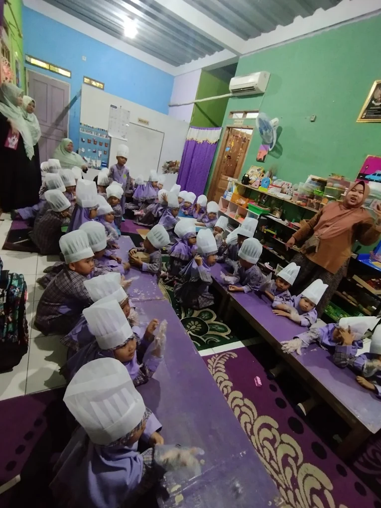 Kegiatan memasak bersama di kelas