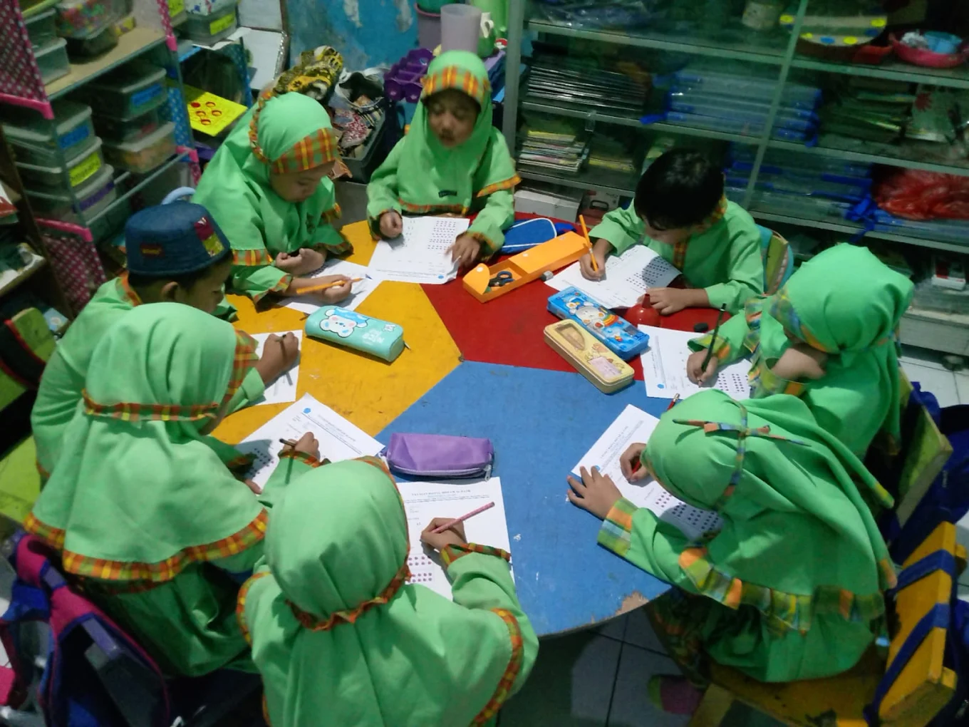 Anak-anak belajar mengerjakan lembar aktivitas