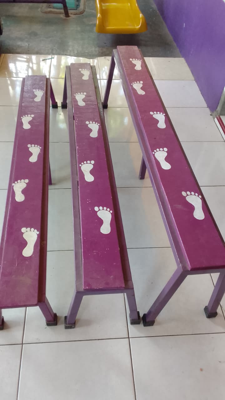 Bangku aktivitas dengan dekorasi jejak kaki